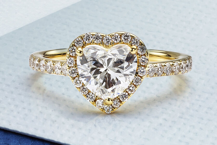 Помолвочное кольцо с крупным бриллиантом в форме сердца стало трендом сезона