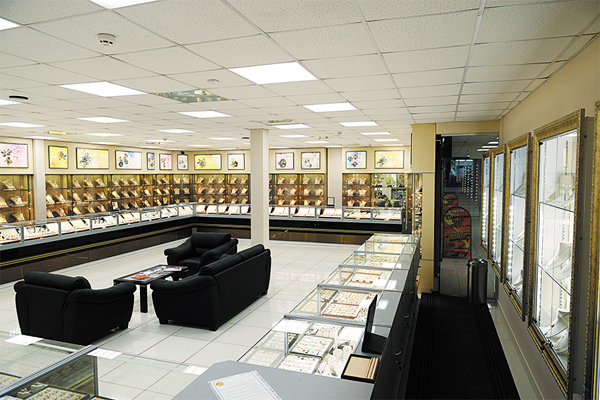 ЛУЧШЕЕ ОФОРМЛЕНИЕ ТОРГОВОГО ЗАЛА. Салон в торговом центре площадью торгового зала от 200 до 250 м2. Ювелирный салон «Золотой мост», Петропавловск-Камчатский