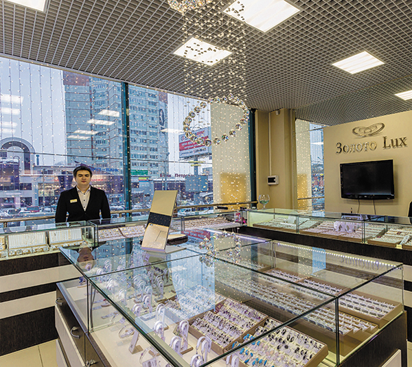 ЛУЧШЕЕ ОФОРМЛЕНИЕ ТОРГОВОГО ЗАЛА. Салон в торговом центре площадью торгового зала от 50 до 100 м2. Ювелирный салон «Золото LUX», Пермь