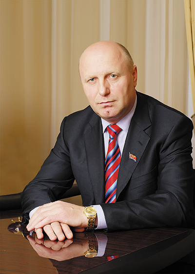 Александр БАСАНСКИЙ, председатель Ассоциации недропользователей Магаданской области, председатель совета директоров ЗАО «Концерн «Арбат»: «Все наши изделия с колымскими самородками уникальны»