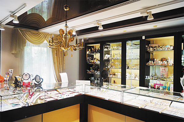 ЛУЧШЕЕ ОФОРМЛЕНИЕ ТОРГОВОГО ЗАЛА Магазин площадью торгового зала от 50 до 100 м2. Ювелирный магазин «25 Garat». Шумерля, Чувашия