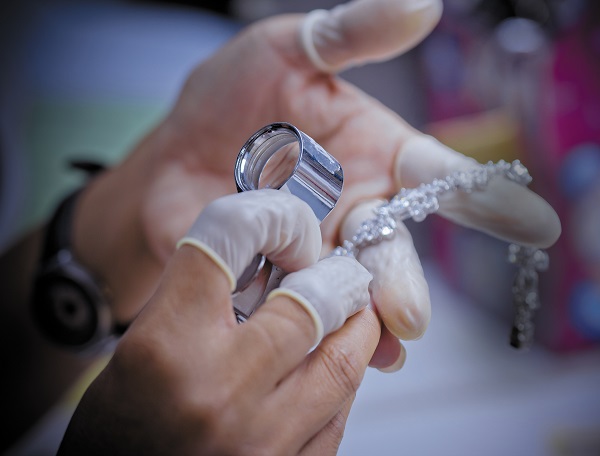 День работы геммологической лаборатории День работы геммологической лаборатории