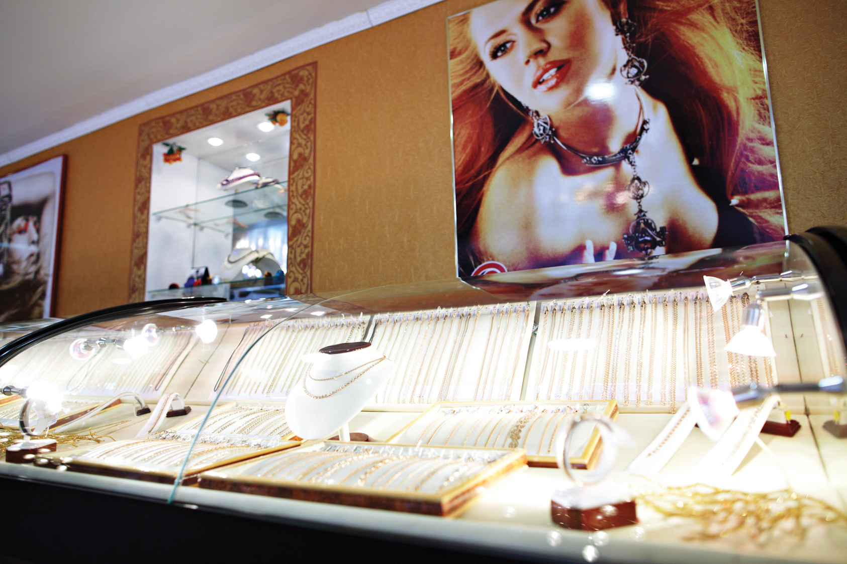 За высокий уровень культуры и организации продаж. Ювелирный салон «Золотая жара». Курган