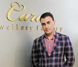 Александр ЧАМОВСКИХ, владелец JF Carat и бренда CHAMOVSKIKH, глава Гильдии ювелиров Урала: «Мы обучаем наших розничных партнеров ювелирным инвестиционным продажам» Александр ЧАМОВСКИХ, владелец JF Carat и бренда CHAMOVSKIKH, глава Гильдии ювелиров Урала: «Мы обучаем наших розничных партнеров ювелирным инвестиционным продажам»