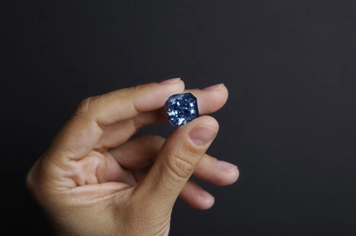 Бриллиант из пробирки: в России вырастили уникальный синий алмаз - его сравнивают с самым дорогим в мире драгоценным камнем 