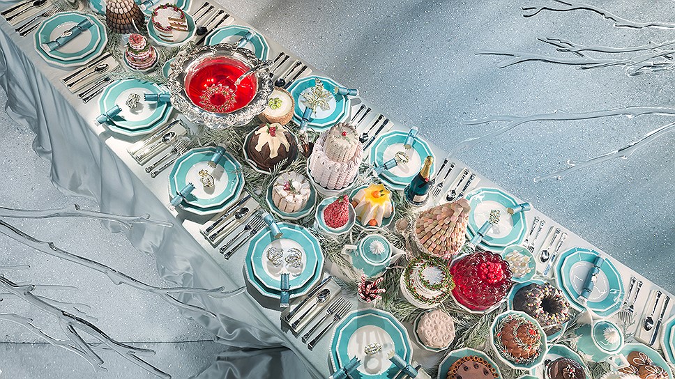 Витрины Tiffany & Co. празднично украсили