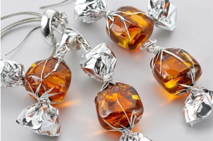 Янтарные конфетки победили в конкурсе эскизов ювелирных украшений, созданных ИИ