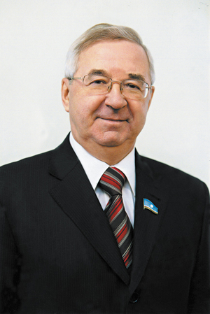 Василий Михайлович ВЛАСОВ, председатель Алмазного совета при президенте РС (Я): «Производство ювелирных изделий в Якутии должно выйти на уровень 10-15 миллиардов рублей…» Василий Михайлович ВЛАСОВ, председатель Алмазного совета при президенте РС (Я): «Производство ювелирных изделий в Якутии должно выйти на уровень 10-15 миллиардов рублей…»