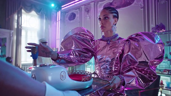 Кристаллы и приглашение в мир Wonderlab: Swarovski выпустил мини-фильм со «звездным составом»