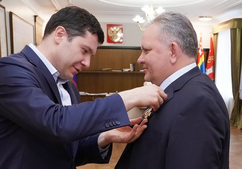 Губернатор Антон Алиханов наградил Михаила Зацепина орденом